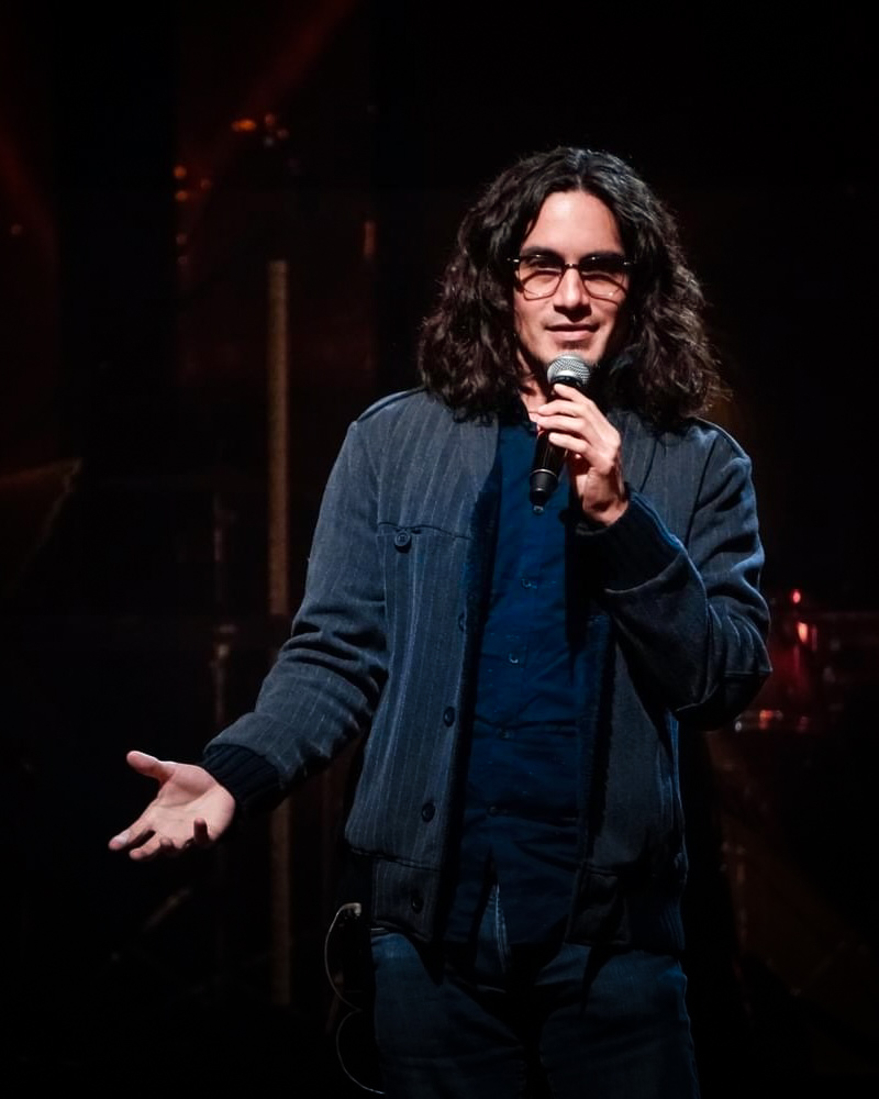 Abraham Salazar compartiendo un mensaje en un escenario